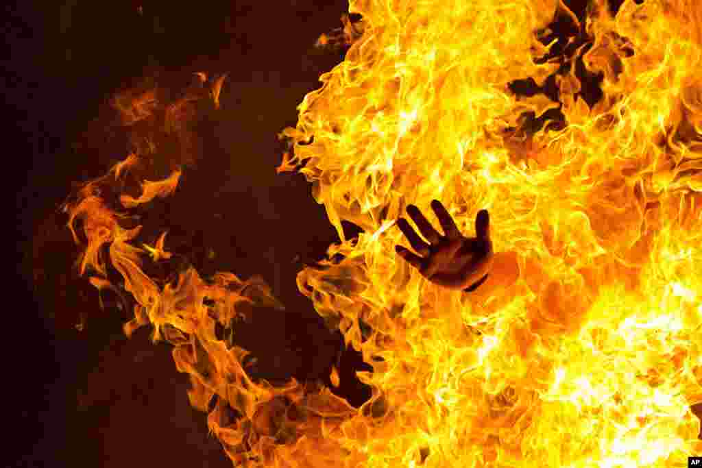 스페인 마드리드에서 열린 축제에서 한 남성이 모닥불을 뛰어넘고 있다.