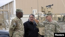 Bộ trưởng Quốc phòng Mỹ Leon Panetta trong chuyến thăm Căn cứ không quân Kandahar, ngày 13/12/2012.