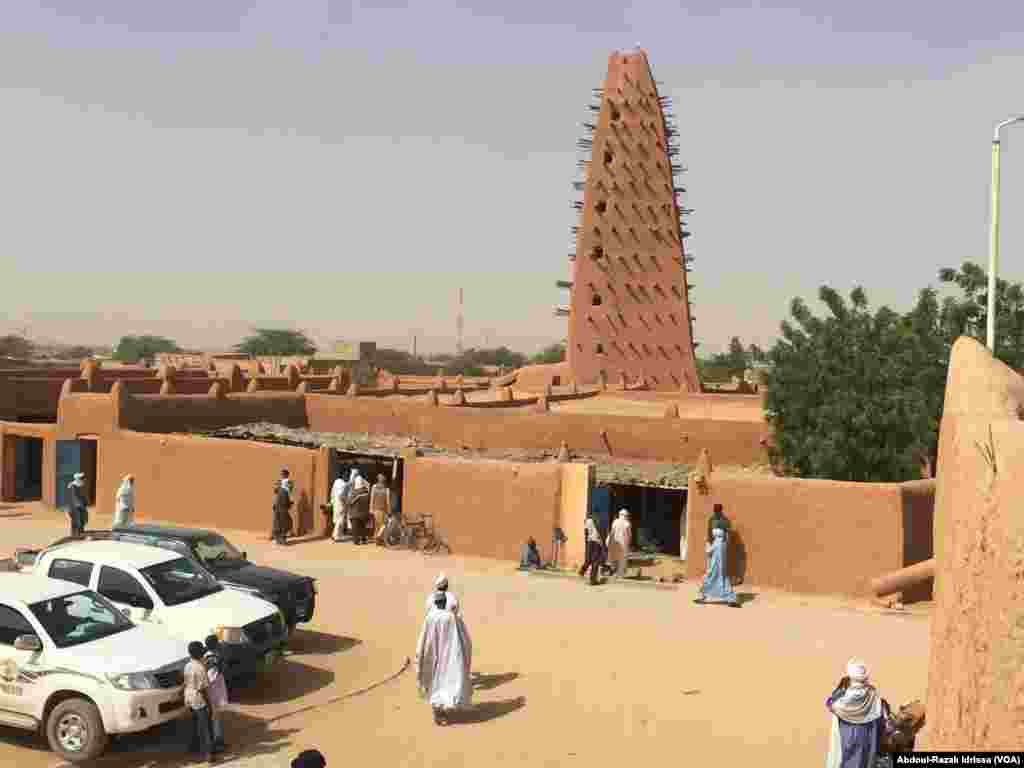La mosquée d'Agadez, le 17 décembre 2016 au Niger. (VOA/Abdoul-Razak Idrissa)