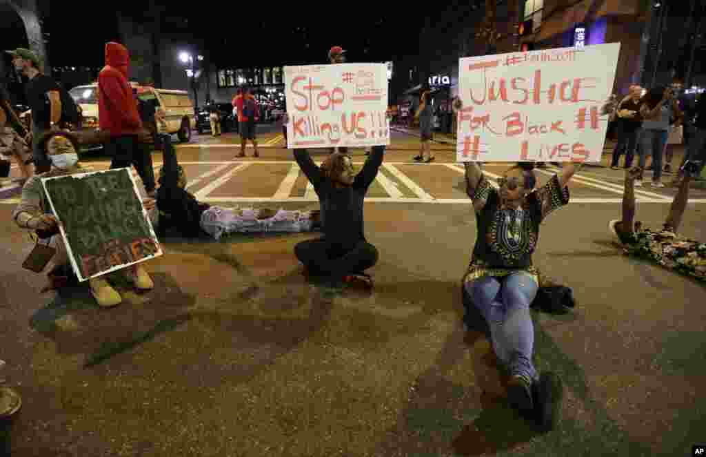 Demonstrasi menentang penembakan Keith Lamont Scott oleh polisi di Charlotte, North Carolina (21/9). (AP/Chuck Burton)