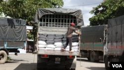 Công nhân chất gạo lên xe tải ở Tiền Giang, Việt Nam.