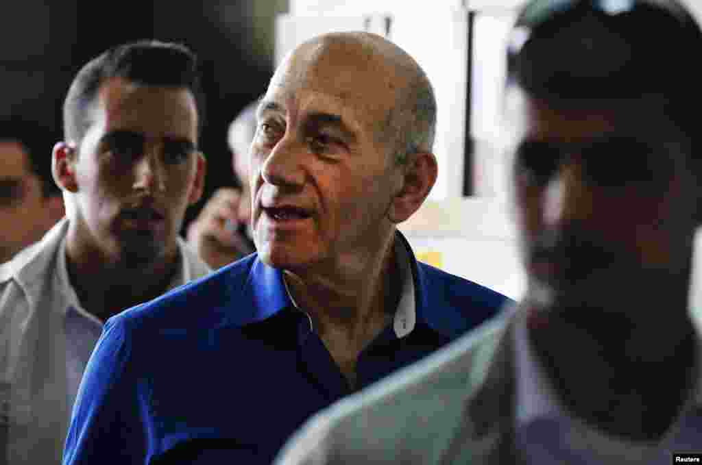 Former Israeli Prime Minister Ehud Olmert (center) leaves Tel Aviv District Court May 13, 2014.&nbsp;