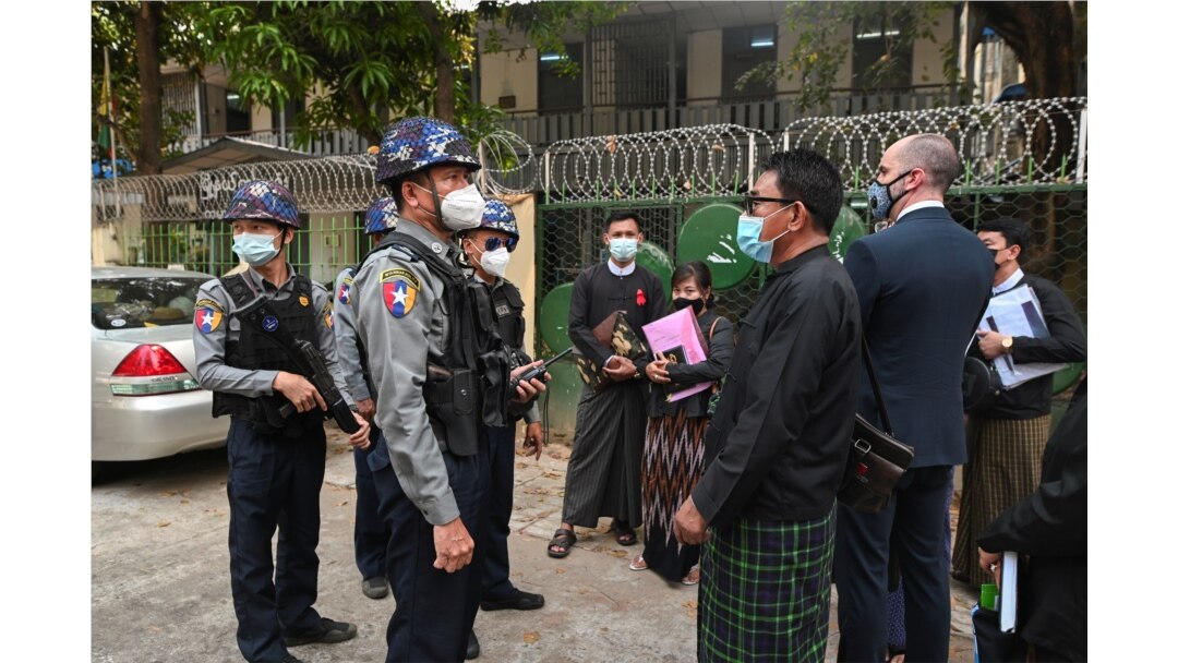 Polisi dan pengacara terlihat di luar pengadilan kota Kamayut di mana sidang sekelompok jurnalis yang ditahan selama protes anti-kudeta dijadwalkan, termasuk jurnalis Associated Press Thein Zaw, di Yangon 12 Maret 2021.