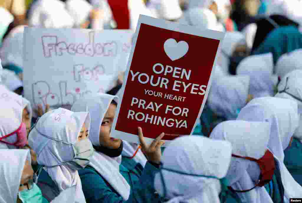 انڈونیشیا میں یونیورسٹی کے طلبہ روہنگیا مسلمانوں کے حق میں میانمار کے سفارت خانے کے باہر احتجاج کر رہے ہیں