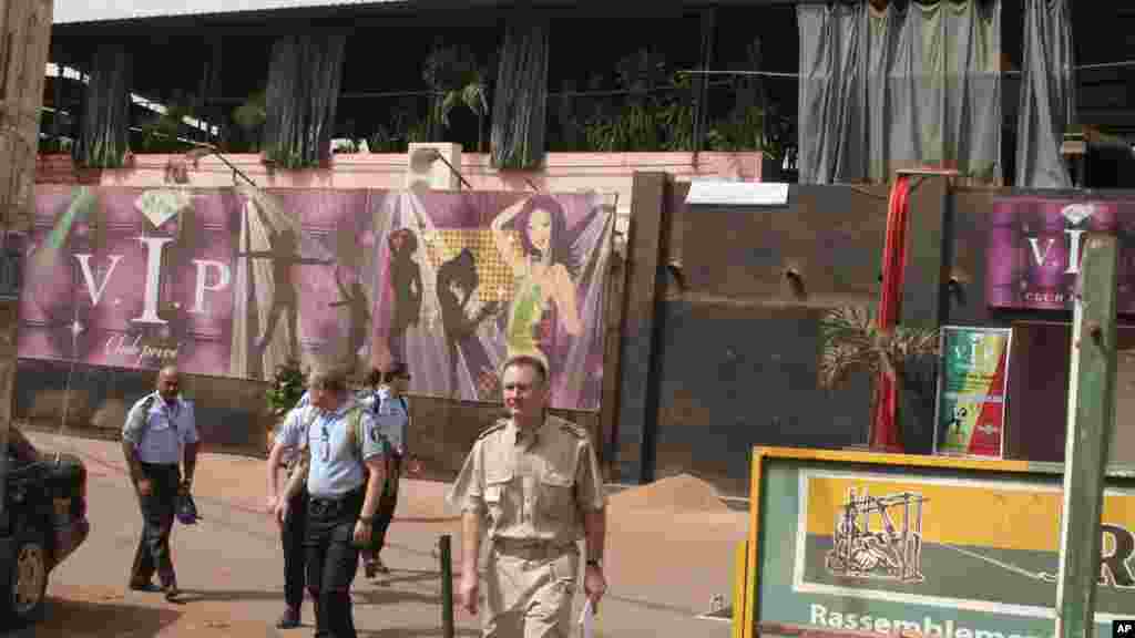 Des militaires français recueillent des débris après d&#39;explosion à l&#39;arrière d&rsquo;une discothèque qui a été attaquée par des hommes armés à Bamako, au Mali, samedi 7 Mars 2015.