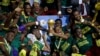 Os jogadores dos Camarões celebram com o troféu depois de ganharem a Taça Africana das Nações. A final do CAN 2017 foi entre os Camarões e o Egipto no Estádio da Amizade em Libreville, Gabão, Domingo, Feb. 5, 2017. Os Camarões ganharam por 2-1.