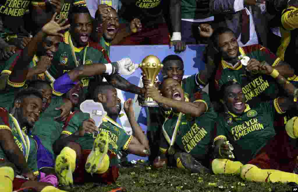 Os jogadores dos Camarões celebram com o troféu depois de ganharem a Taça Africana das Nações. A final do CAN 2017 foi entre os Camarões e o Egipto no Estádio da Amizade em Libreville, Gabão, Domingo, Feb. 5, 2017. Os Camarões ganharam por 2-1.