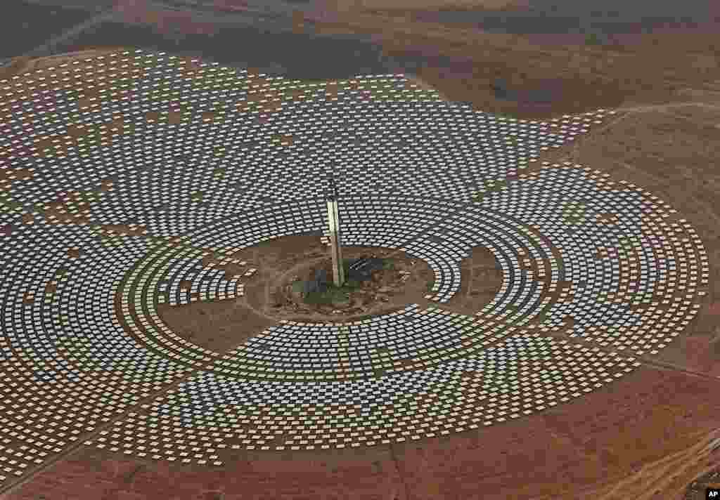 완공을 앞둔 모로코 남부 &#39;누르(Noor) 3&#39; 태양열 발전소를 공중 촬영한 장면. 세계 최대 규모 가운데 하나로, 사하라 사막의 풍부한 태양열을 에너지로 바꾸는 시설이다. 모로코는 오는 2020년까지 태양열과 풍력, 수력 등 재생 에너지로 전력의 절반을 충당하는 계획을 모하메드 6세 국왕 주도로 진행하고 있다.
