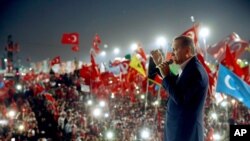 ប្រធានាធិបតីតួកគីលោក Recep Tayyip Erdogan ធ្វើការថ្លែងសុន្ទរកថា​នៅ​ក្នុង​ការ​ប្រមូលផ្តុំ​មួយ​កាល​ពី​ថ្ងៃ​ទី០៧ ខែ​សីហា ឆ្នាំ២០១៦។ ដំណើរ​ការ​សន្តិភាព​ជាមួយ​ក្រុម​ឧទ្ទាម​ Kurd ត្រូវ​បាន​ព្យាករណ៍​ថា អាច​នឹង​ធ្វើ​ឡើង​វិញ​ បន្ទាប់​ពី​ការ​ប៉ុនប៉ង​រដ្ឋ​ប្រហារ​។