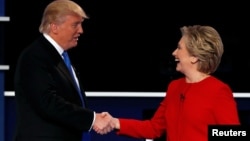 Ông Trump và bà Clinton bắt tay khi kết thúc cuộc tranh luận tổng thống đầu tiên tại Đại học Hofstra, Hempstead, New York, ngày 26 tháng 9 năm 2016. 