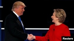 លោក Donald Trump ចាប់​ដៃ​ជាមួយ​លោកស្រី Hillary Clinton នៅ​ពេល​បញ្ចប់​ការ​ជជែក​ដេញ​ដោល​ជា​លើក​ទី១ នៅ​សាកលវិទ្យាល័យ Hofstra នៅ​ក្នុង​ក្រុង Hempstead កាលពី​ថ្ងៃទី២៦ ខែកញ្ញា ឆ្នាំ២០១៦។