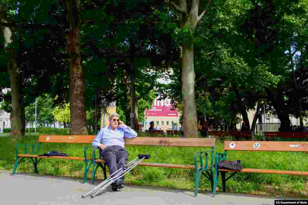جان کری در پارک نزدیک هتل کوبورگ در حال گفتگوی تلفنی با رئیس جمهوری جمهوری دومنیکن – ۲۹ ژوئن ۲۰۱۵ 