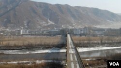 图们江公路桥，对岸为朝鲜（美国之音张楠拍摄）