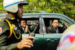 Kem Sokha leaves the court after his trial over the charge of “Conspiring With Foreign State” ended, in Phnom Penh, January 16th, 2020. (Malis Tum/VOA Khmer)