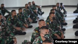 Puluhan siswa SECAPA Angkatan Darat menonton bersama Pidato Presiden Joko Widodo saat Hari Lahir Pancasila 1 Juni. (Sumber: Secapa AD).