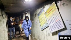 Pacijenti i medicinsko osoblje izlaze iz požarom zahvaćene bolnice.