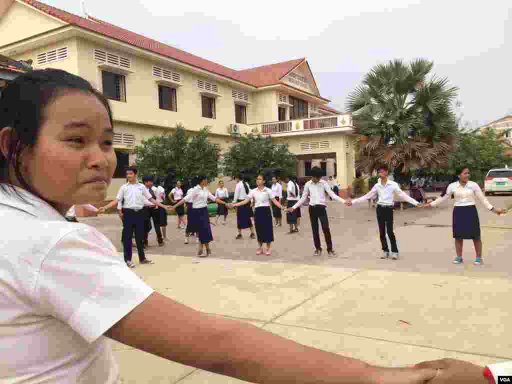 Seang Seila, 15, attends a clean-up day event at Angkor High School, around two kilometers from Siem Reap city center on Saturday, March 21, 2015. (Phorn Bopha/VOA Khmer)