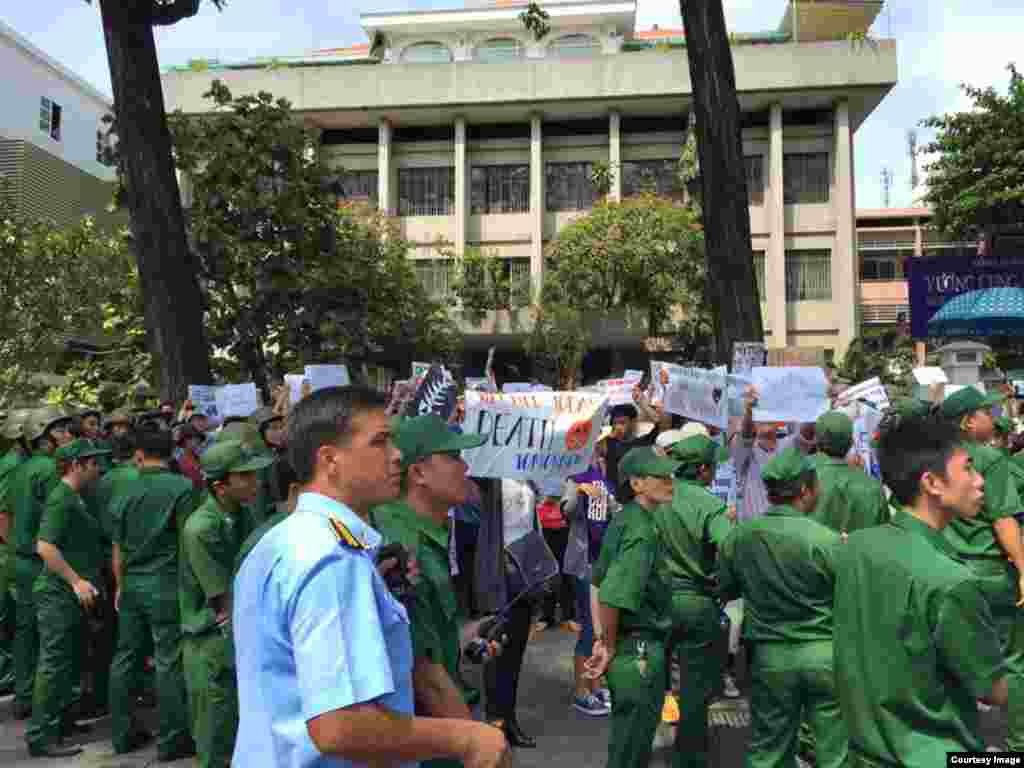 Lực lượng công an và an ninh xuất hiện dày đặc trên một số con đường gần Nhà Hát Lớn ở Hà Nội, một trong các địa điểm tập hợp của người biểu tình, cũng như ở trung tâm TP HCM.