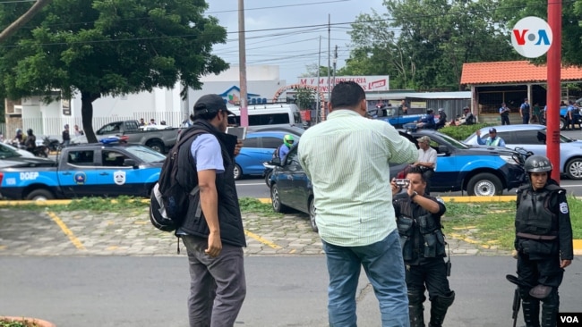 Periodistas independientes son hostigados en Nicaragua cuando tratan de dar cobertura a una protesta contra el gobierno del presidente Daniel Ortega. Foto Archivo VOA.