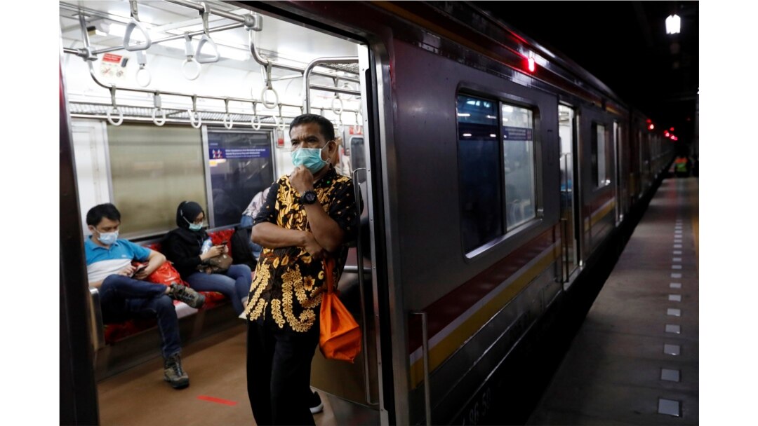 Seorang pria mengenakan masker di dalam kereta commuter di tengah pemberlakuan PSBB untuk mencegah penyebaran Covid-19 di Jakarta. (Foto: Reuters)