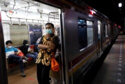 Seorang pria mengenakan masker di dalam kereta commuter di tengah pemberlakuan PSBB untuk mencegah penyebaran Covid-19 di Jakarta. (Foto: Reuters)