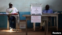 Dans un bureau de vote lors de l'élection de 2011, à Yaoundé, Cameroun, le 9 octobre 2011.