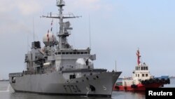 法国“葡月号”护卫舰2018年3月12日在一艘拖船的指引下进入菲律宾马尼拉大都会港口进行访问。