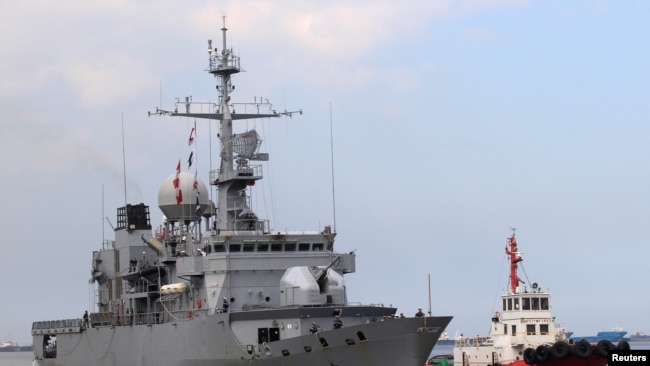 法国“葡月号”护卫舰2018年3月12日在一艘拖船的指引下进入菲律宾马尼拉大都会港口进行访问。