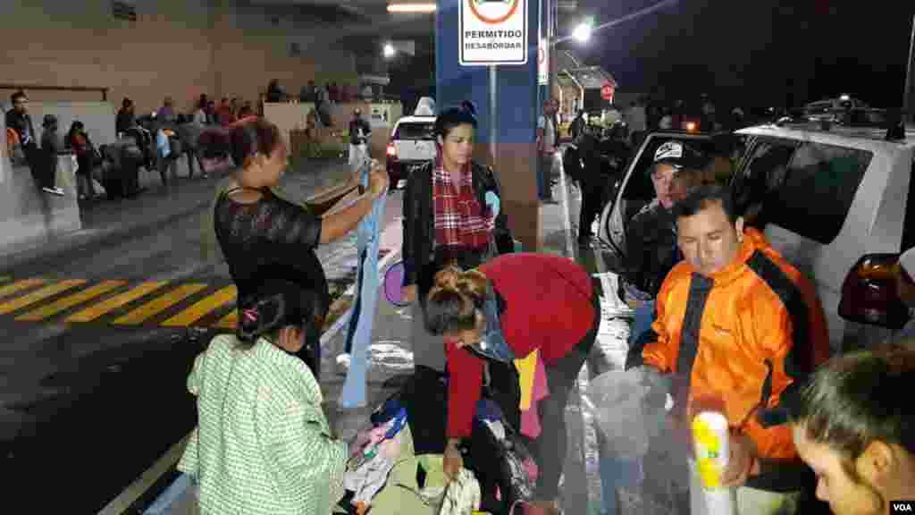 Así pasaron la noche en Centra Norte, en Ciudad de Guatemala, algunos migrantes hondureños que van rumbo a la frontera con México. Foto: Germán Cabrera