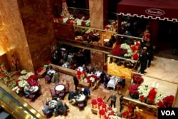 Customers and holiday flowers dot Trump Bar at Trump Tower in New York, Dec. 12, 2016. (R. Taylor/VOA)