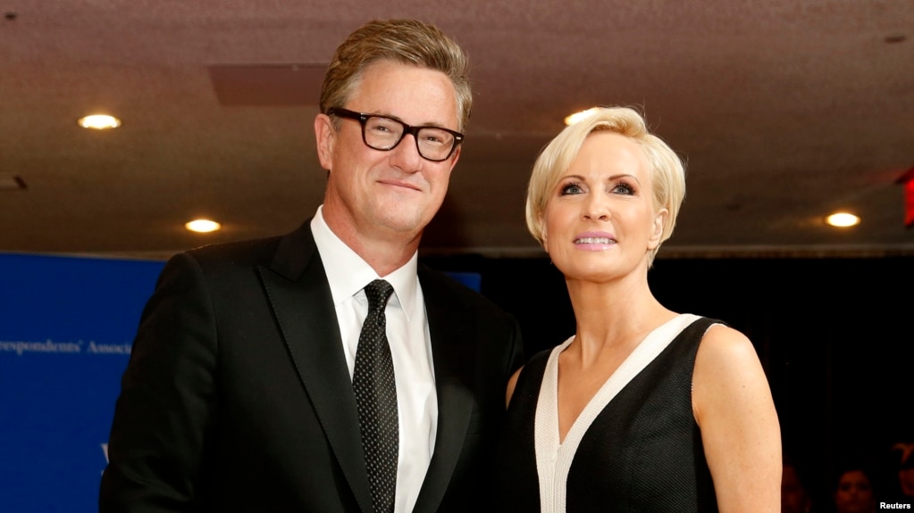 Tư liệu - Hai người dẫn chương trình truyền hình Joe Scarborough (trái) và Mika Brzezinski đến dự bữa tối của Hội Ký giả Nhà Trắng ở Washington, ngày 25 tháng 4, 2015. 