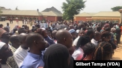 Les électeurs Nigerians devant un bureau de vote à Model primary school à Maitama au centre ville d'Abuja, le 23 février 2019. (VOA/Gilbert Tampa)