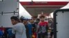 Warga mengantre bensin di SPBU di Palu, Sulawesi Tengah, 29 September 2018, setelah gempa dan tsunami yang menerjang kota itu sehari sebelumnya.