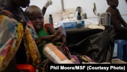 Seorang anak yang kakinya cedera mendapat perawatan dari staf Médecins Sans Frontières (MSF) di sebuah tenda yang dibangun oleh organisasi tersebut di Juba, Sudan Selatan (12/1/2014). 