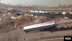 Uno de los vagones del descarrilamiento del tren in el Bronx, Nueva York, en el que murieron cuatro personas. [Foto: Celia Mendoza, VOA].