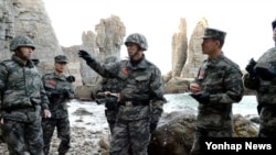 해병대사령관이 지난 31일 서북도서 최전방 해병대 6여단을 방문해 동계작전 태세를 점검하고 있다. (자료사진)