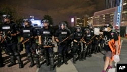 En images: Une troisième nuit de manifestations à Charlotte sous l'oeil de l'armée