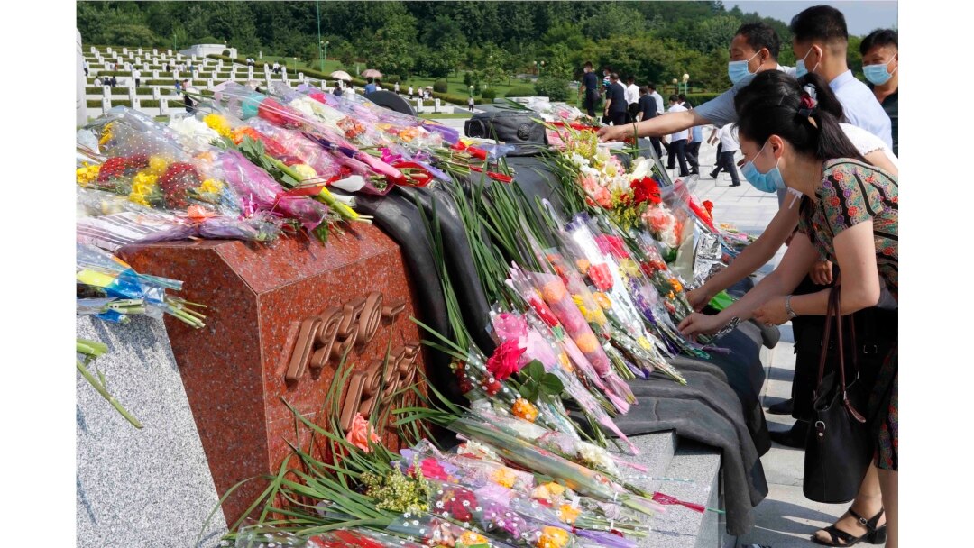 Warga memperingati gencatan senjata Perang Korea dengan meletakkan karangan bunga di Taman Makam Pahlawan Perang Pembebasan Tanah Air di Pyongyang, Korea Utara, Selasa, 27 Juli 2021. (AP)