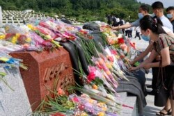 Warga memperingati gencatan senjata Perang Korea dengan meletakkan karangan bunga di Taman Makam Pahlawan Perang Pembebasan Tanah Air di Pyongyang, Korea Utara, Selasa, 27 Juli 2021. (AP)