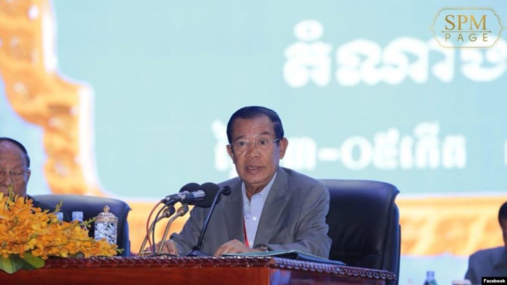 នាយក​រដ្ឋមន្ត្រី​កម្ពុជា​លោក​ ​ហ៊ុន សែន​ ​​​ចូលរួមមហា​សន្និបាត​បក្ស​​ដែល​មាន​រយៈពេល​បីថ្ងៃ​ ​នៅរាជធានីភ្នំពេញ កាលពីថ្ងៃសុក្រ ទី១៩ ខែមករា ឆ្នាំ២០១៨។⁣ (រូបដកស្រង់ពីហ្វេសប៊ុក Samdech Hun Sen, Cambodian Prime Minister)