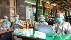 Petugas Dinas Kesehatan Bantul melakukan rapid tes di lingkungan Pemkab, 28 Mei 2020. (Foto: Nurhadi)