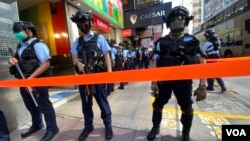 香港警察6月28日在旺角弥敦道一带针对网民发起的静默游行严密布防，有区议会形容是变相宵禁。 (美国之音/汤惠芸)