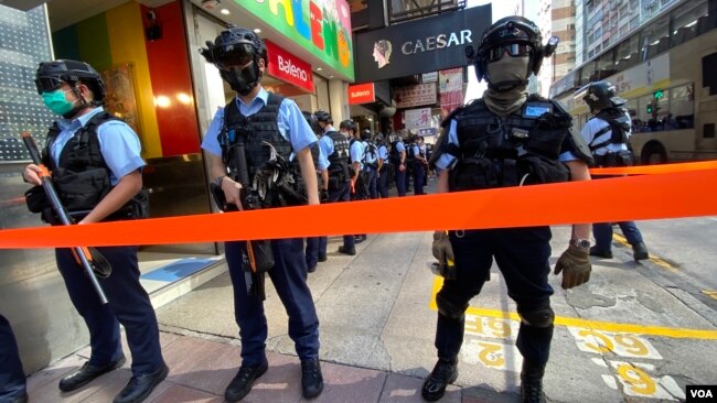 香港警察6月28日在旺角弥敦道一带针对网民发起的静默游行严密布防，有区议会形容是变相宵禁。 (美国之音/汤惠芸)