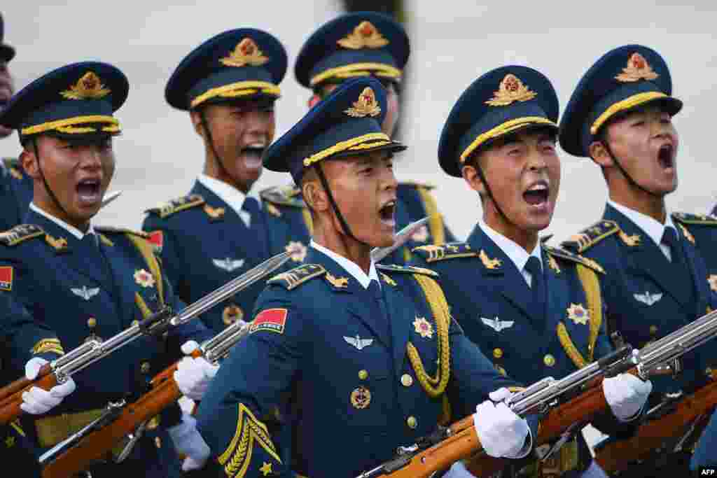 Anggota pasukan kehormatan militer China saat upacara penyambutan bagi Perdana Menteri Uzbekistan Abdulla Aripov (tidak tampak) di luar Balai Besar Rakyat di Beijing.