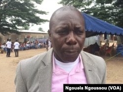 Alain Robert Moukouri, secrétaire exécutif de Caritas Congo lors d'une distribution d'aide à Nganga Lingo, au Congo-Brazzaville, le 7 février 2018. (VOA/Ngouela Ngoussou)
