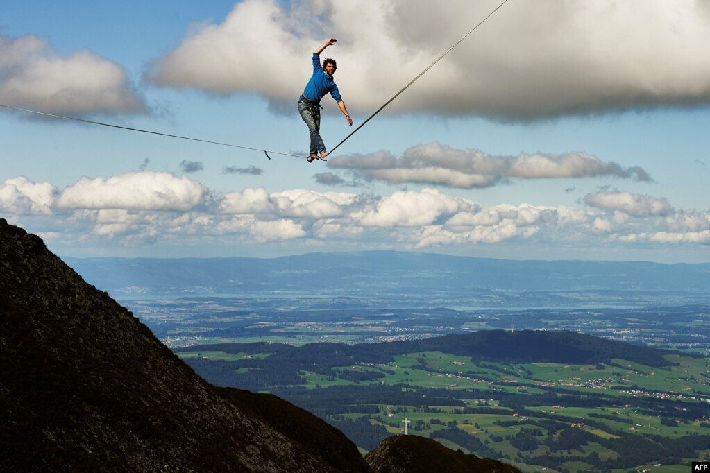 Daniel Laruelle de Sudáfrica camina sobre una cuerda en el evento Highline Extreme en el pico Moleson, en el oeste de Suiza, el 15 de septiembre de 2017.