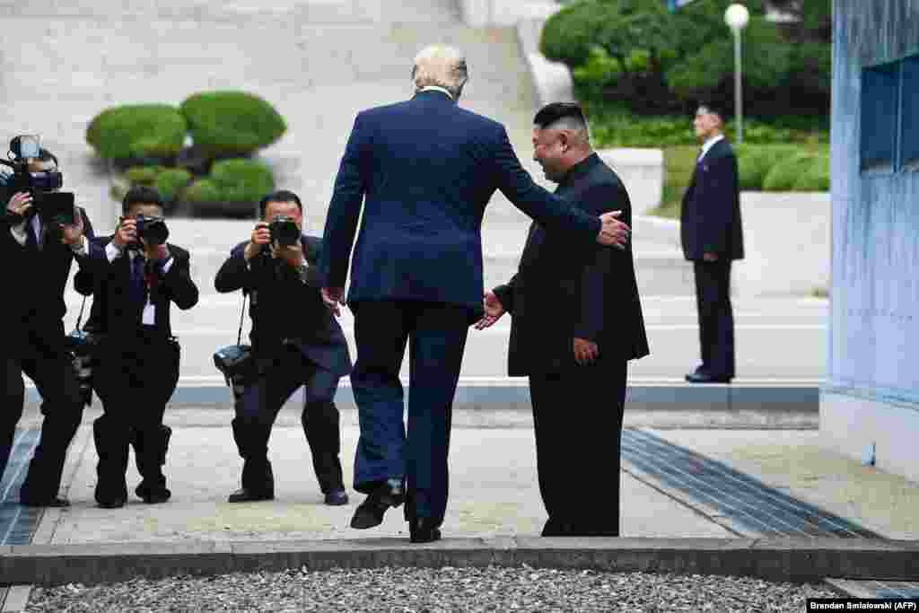 30 июня 2019 &nbsp; Исторический момент &ndash; действующий президент США впервые ступил на территорию Северной Кореи. На этом фото Трамп перешагнул линию посреди Демилитаризованной зоны, отделяющей Республику Корею от КНДР. &nbsp; После недолгих переговоров стороны обменялись приглашениями: Ким пригласил Трампа в Пхеньян, а Трамп позвал северокорейского лидера в Вашингтон. Обе стороны так и не воспользовались этими предложениями. Всего Трамп и Ким встречались трижды: не считая пересечения Демилитаризованной зоны, оба лидера уже виделись в Сингапуре и Ханое.