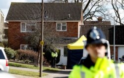 (ARŞİV) Polis yetkilileri Sergey Skripal'ın Salisbury'deki evinin önünde nöbet bekliyor.