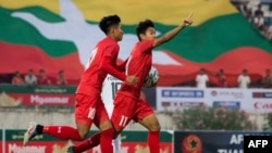 ပြိုင်ပွဲတခုအတွင်း အောင်ပွဲခံနေကြသည့် မြန်မာဘောလုံးအသင်းဝင်နှစ်ဦး။ (ရန်ကုန်၊ မတ် ၂၂၊ ၂၀၁၉)