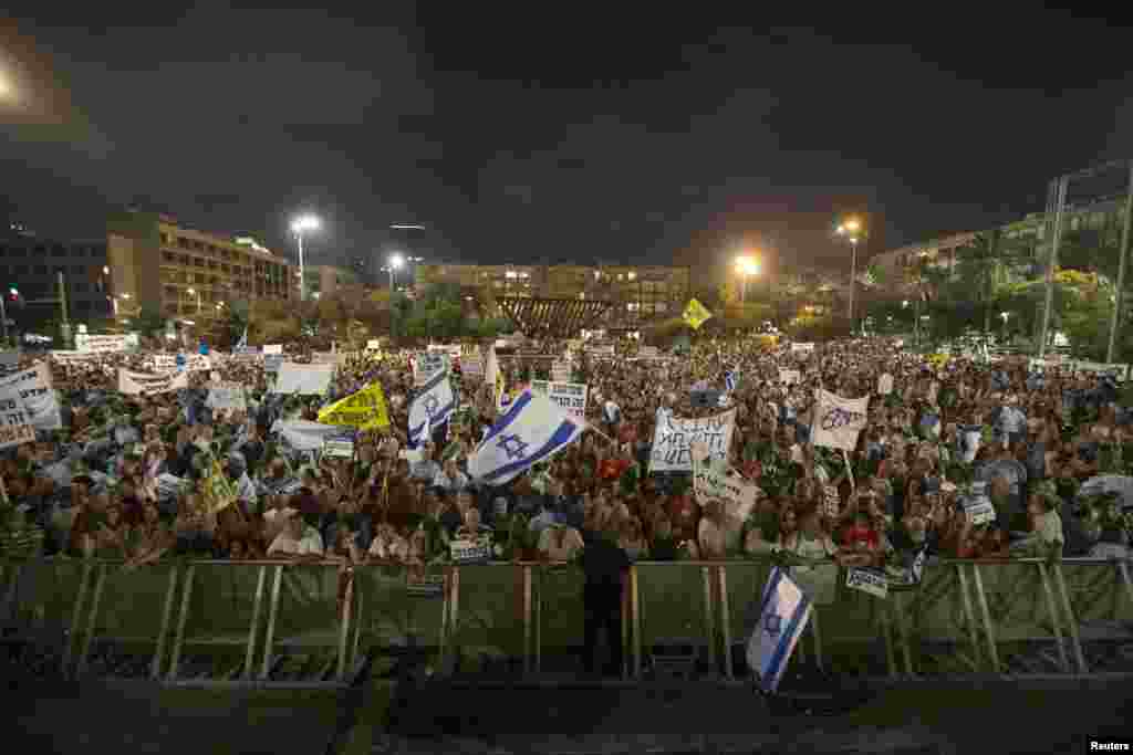 Israeli demonstrators rally in solidarity with residents of Israel&#39;s southern communities, in Tel Aviv&#39;s Rabin Square, Aug. 14, 2014